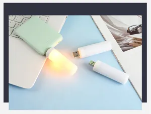 Nahaufnahme eines USB-Flammennachtlichts an einer Powerbank mit warmem Leuchteffekt
