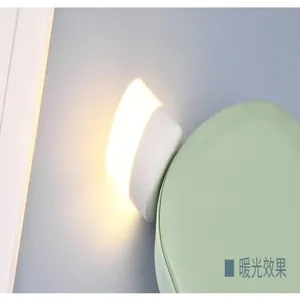 Dettaglio della luce notturna USB LED ricaricabile con effetto di luce calda stanza.