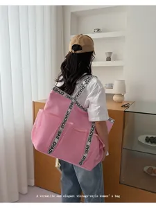 Minimalistische große rosa Netztasche für Damen in einem Lifestyle-Innenraum gezeigt