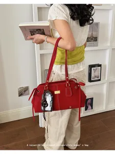 Elegante rote Vintage-Baguette-Tasche für Damen in einer stilvollen Lifestyle-Umgebung