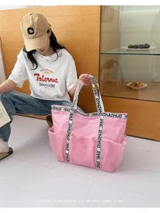 Rosa Strandtasche mit großem Fassungsvermögen und bedruckten Riemen im Lifestyle