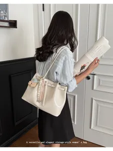 Détail de style de vie d'un sac cabas crème polyvalent avec un design de ceinture