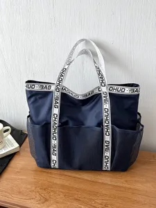 Große marineblaue Strandtasche aus Mesh für Sommerurlaub oder tägliches Pendeln.