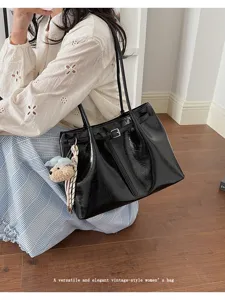 Élégant sac cabas vintage noir porté par un mannequin dans un cadre décontracté
