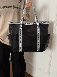 Große schwarze Strandtasche aus Mesh mit Patchwork-Design und stilvollen Letter-Riemen