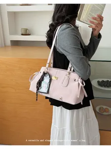 Elegantes Modell trägt eine rosa Baguette-Tasche im Vintage-Stil in einem gemütlichen Raum