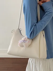 Minimalistische cremeweiße Tragetasche aus weichem Leder für den täglichen Alltag.