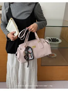 Nahaufnahme einer schicken rosa Vintage-Schultertasche mit eleganten Metallnieten