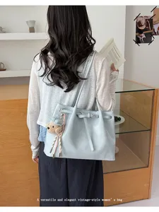 Sac cabas femme bleu clair style vintage avec détail de ceinture porté par un mannequin