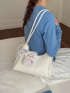 Lässige cremefarbene Hobo-Tasche aus weichem Leder mit süßem Plüschhasen-Anhänger