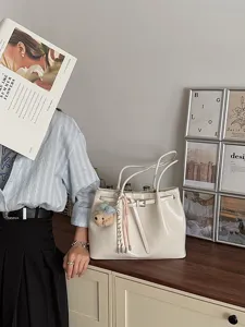 Sac fourre-tout sous l'aisselle en cuir souple crème avec design de ceinture élégant