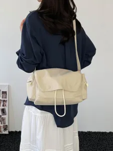 Minimalistische beige Nylon-Umhängetasche mit viel Platz und verstellbarem Gurt