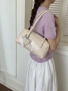 Vintage cremefarbene Bowling-Handtasche mit Perlenherz-Anhänger und Spitze