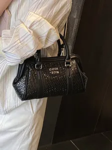 Sac à main élégant en noir tressé avec plaque logo en métal, parfait pour le quotidien.
