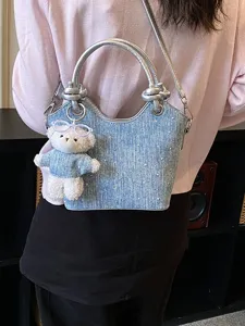 Λαμπερή τσάντα denim σε μπλε χρώμα με ασημί λαβές και χαριτωμένο αρκουδάκι charm
