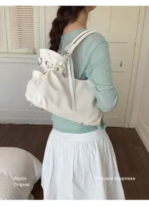Stilvolle Rückansicht einer minimalistischen cremeweißen Tragetasche aus weichem Leder