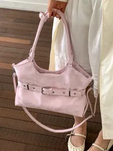 Elegante roze suède draagtas met riemdetail en verstelbare schouderriem voor elke dag