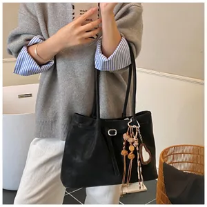 Μεγάλη μαύρη vintage τσάντα tote με λεπτομέρεια ζώνης για καθημερινή μετακίνηση.