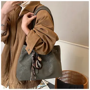 Κοντινό πλάνο μεγάλης γκρίζας vintage τσάντας tote που μεταφέρεται από ένα μοντέλο