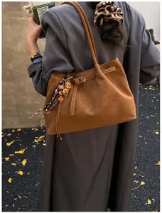 Vintage καφέ σουέτ τσάντα tote με λεπτομέρεια αγκράφας σε μοντέρνο στυλ δρόμου