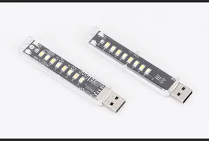 Detalle del circuito impreso interno y los LED de una luz nocturna USB transparente
