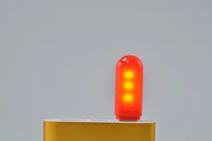 Luce notturna LED USB portatile con 3 perline luminose, ideale per dormitorio e power bank.