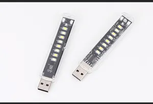 Primer plano de la luz nocturna LED USB inteligente con carcasa transparente