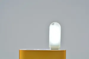 Primo piano della luce notturna USB LED collegata, mostra illuminazione e design.