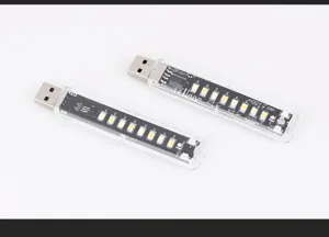 Detalle de cerca de dos luces nocturnas LED USB con carcasas transparentes y PCB interno