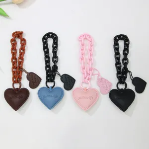Llavero de Corazón de Cuero Estilo Ins Colgante de Bolso para Mujer Llavero de Corazón Moderno con Cadena de Plástico y Letras