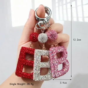 Vue détaillée du porte-clés à lettres incrustées de strass montrant une longueur de 12,2 cm