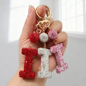 Gros plan de porte-clés lettre 'I' en strass étincelants, couleurs rouge et argent.