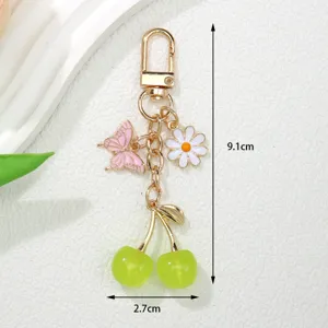 Λεπτομερείς διαστάσεις του χαριτωμένου μπρελόκ με πράσινο κεράσι και πεταλούδα