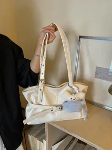 Damen PU Leder Schultertasche Koreanischer Stil Gürtelschnalle Dekor Große Kapazität Pendler Tote Tasche Mit Plüsch Anhänger