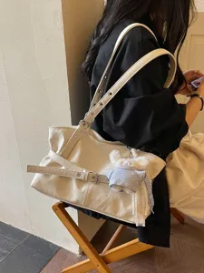 Minimalistische cremeweiße Umhängetasche im koreanischen Stil mit Gürtelschnalle und Bär