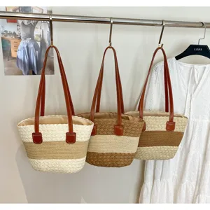 Trois sacs cabas en paille tissée de différents styles bicolores pour la plage et ville