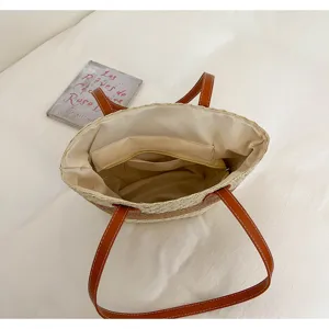 Vue détaillée de l'intérieur d'un sac cabas bicolore en paille avec anses marron