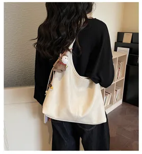 Grand sac cabas crème en similicuir avec charm cheval en peluche porté à l'épaule