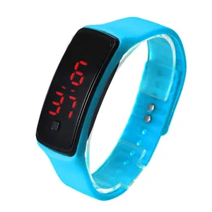 Nahaufnahme der blauen LED-Digital-Sportuhr mit roter Anzeige und Silikonarmband.