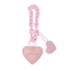 Llavero de cuero rosa en forma de corazón con cadena de plástico y mini etiqueta