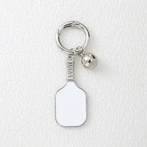 Vue détaillée d'un porte-clés raquette de ping-pong argenté et blanc avec sa balle