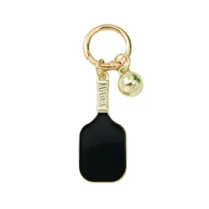 Porte-clés de raquette de pickleball doré avec émail noir et breloque en forme de balle