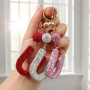 Vue détaillée des porte-clés lettre U sertis de strass étincelants en rouge argent rose
