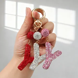 Gros plan de porte-clés étincelants en strass en forme de lettre Y, trois couleurs.