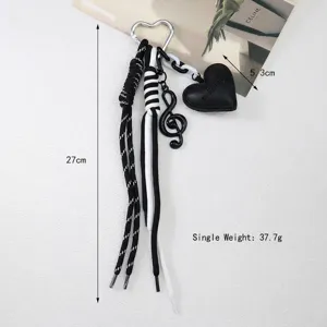Vue détaillée du porte-clés avec breloques cœur en cuir et note de musique, 27cm