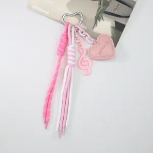 Vue détaillée d'un porte-clés rose avec note de musique et cœur en cuir pour sacs à main
