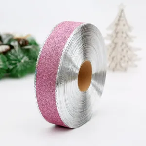 Rollo de cinta rosa con purpurina y bordes plateados para envolver regalos y decoraciones