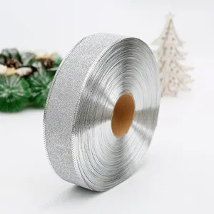 Vista detallada de cinta plateada con purpurina de 5 cm para elegantes envoltorios festivos.