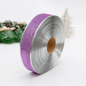 Vista detallada de cinta de purpurina púrpura de 5 cm con bordes plateados para envolver regalos