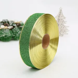 Primer plano de cinta de purpurina verde de 5 cm con bordes dorados para Navidad.